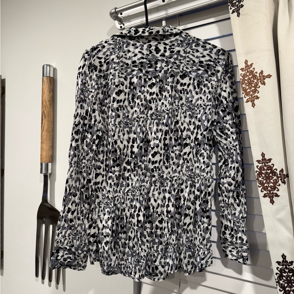Women’s Leopard Print Button Down Shirt from Cato! Size L!! - Picture 4 of 6